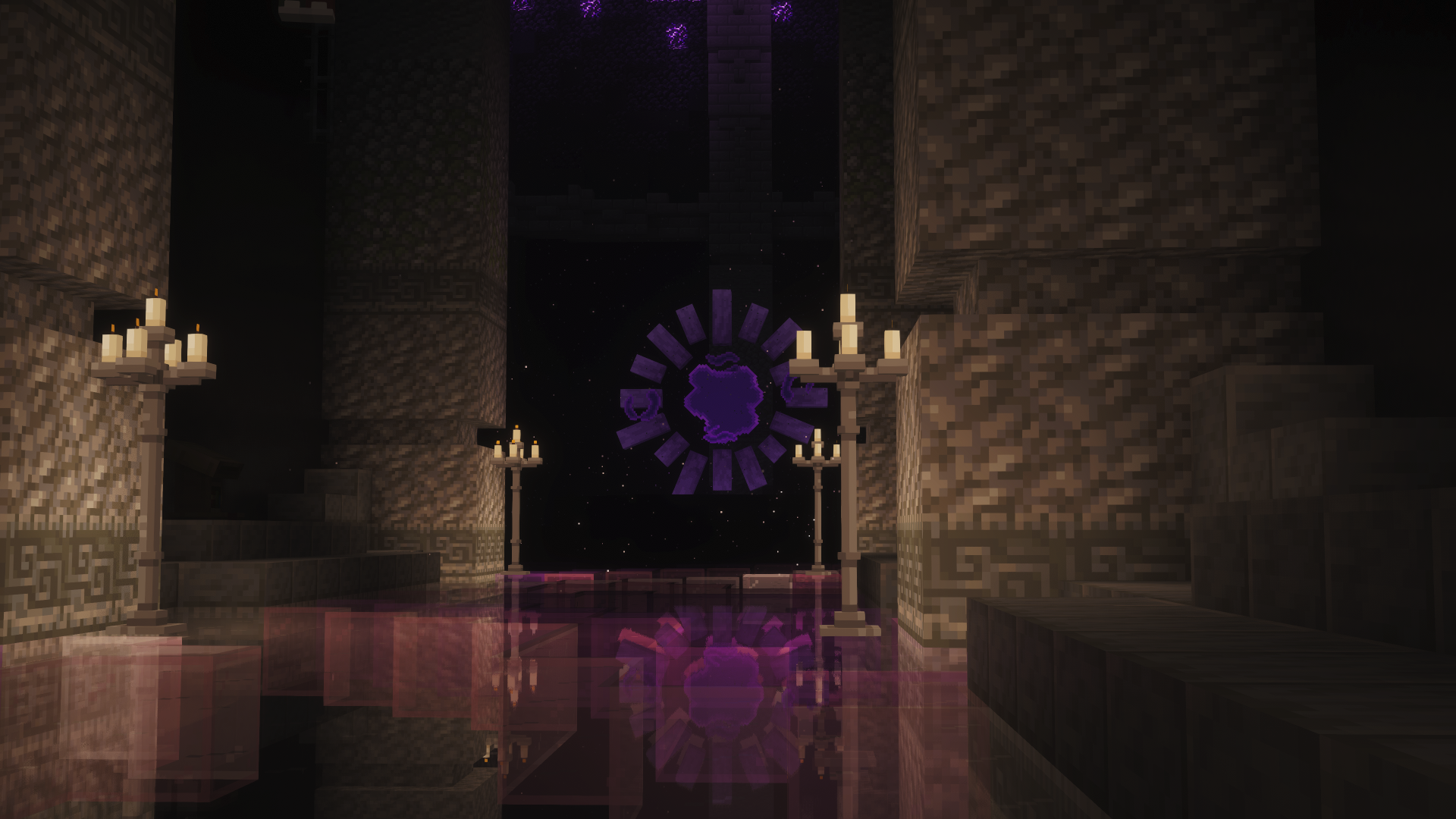 Salão escuro de pedra iluminado por candelabros de velas, diante de um portal circular roxo refletido no piso
